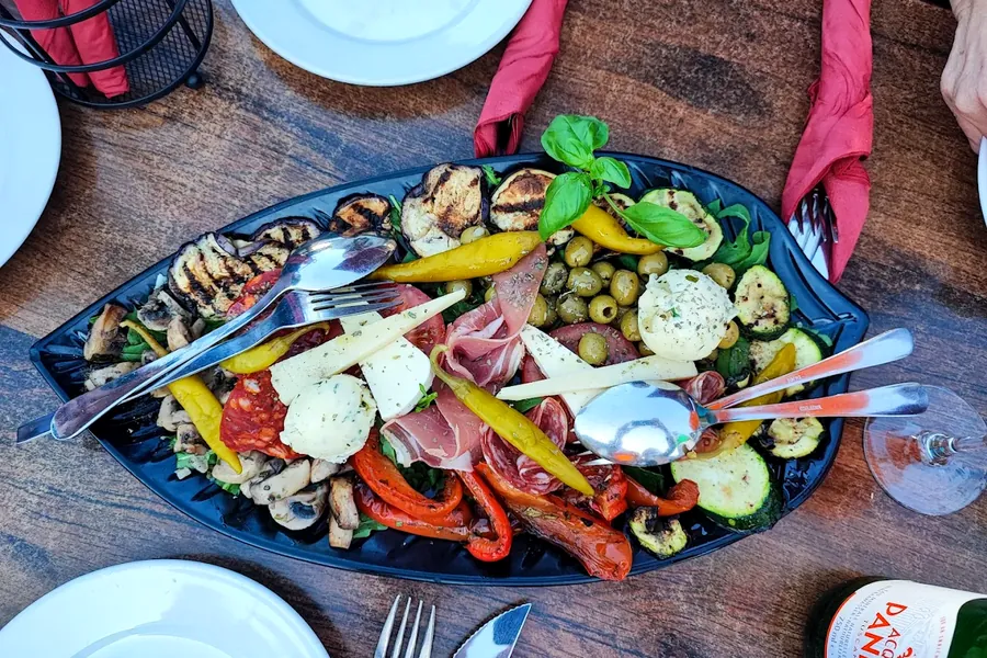 Antipasti-Platte mit gegrilltem Gemüse, Parmaschinken, Salami, Käse und Oliven – La Piazza Herdecke