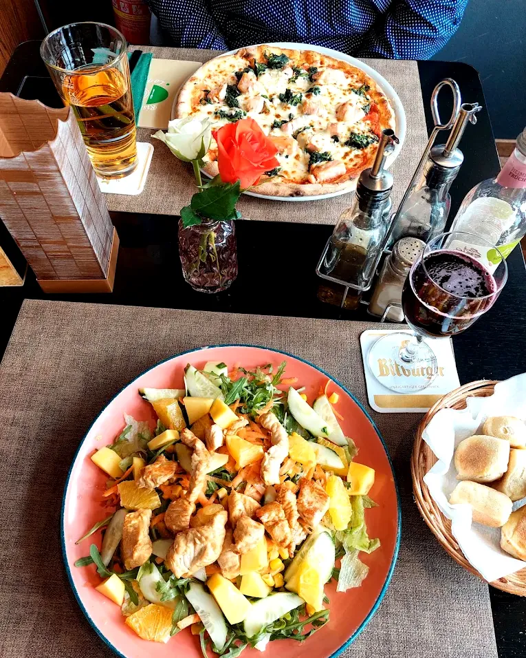 Pizza mit Lachs und Spinat und ein frischer Salat mit Hähnchen und Früchten im Ristorante La Piazza in Herdecke