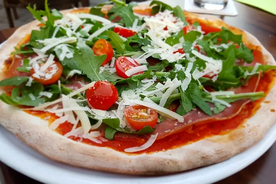 Steinofen-Pizza mit Rucola und Parmaschinken – Pizzeria La Piazza Herdecke